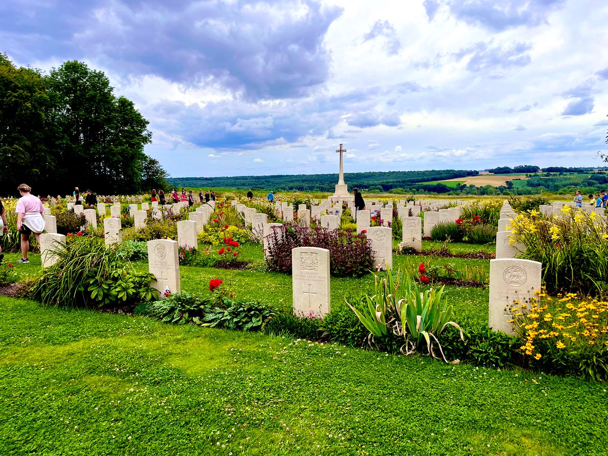 unityhistory's tweet image. We have just visited Thiepval. There are over 72 000 names of soldiers who died but have no known grave @UnityBlackpool