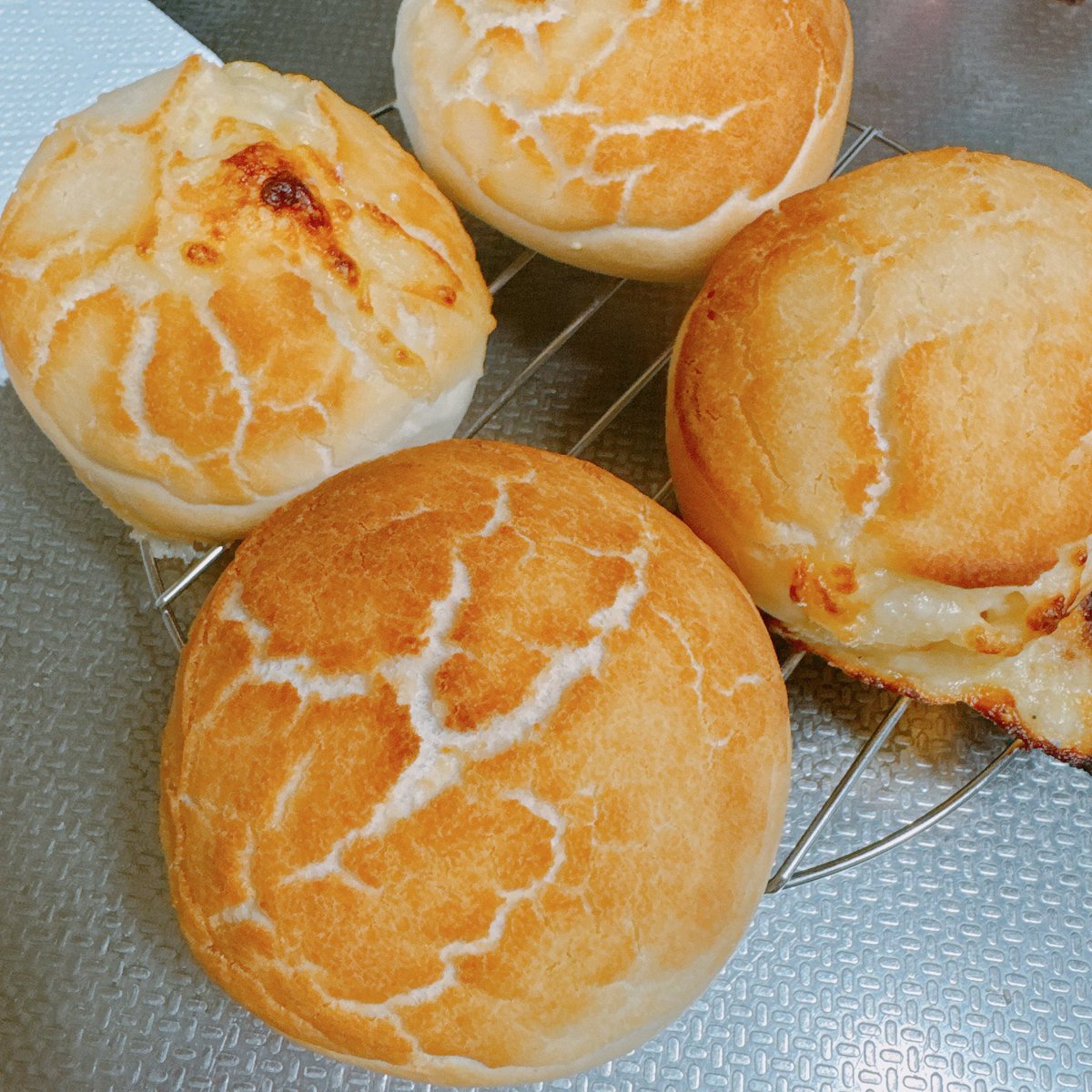 kn2oks's tweet photo. マフィン型で焼いたシナモンロール🧁
ただなんでアイシングしたやつじゃないのって感じだよね🙄

最近はモンブランに帽子パンにタイガーブレッドに、色々作ってはいるものの、Twitter離れしちゃってました😇😇

#お菓子作り
#お菓子作り好きな人と繋がりたい https://t.co/mUuatOHcfR