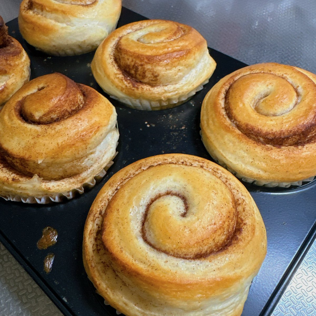 kn2oks's tweet photo. マフィン型で焼いたシナモンロール🧁
ただなんでアイシングしたやつじゃないのって感じだよね🙄

最近はモンブランに帽子パンにタイガーブレッドに、色々作ってはいるものの、Twitter離れしちゃってました😇😇

#お菓子作り
#お菓子作り好きな人と繋がりたい https://t.co/mUuatOHcfR