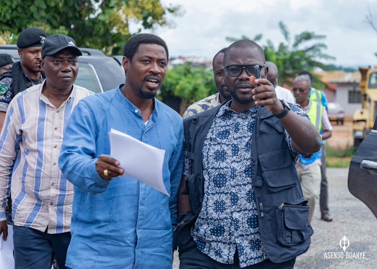 JoojoRocky's tweet photo. I joined Hon @BoakyeAsenso , Minister for @ministryofroads and Highways to inspect progress of work on several roads in the Sefwi Wiawso Municipality, Juaboso District and Bibiani Anhwiaso Bekwai Municipal. 

The government of President @NAkufoAddo has so far, constructed nearly five hundred (500) kilometres of Roads in the Western North Region alone.