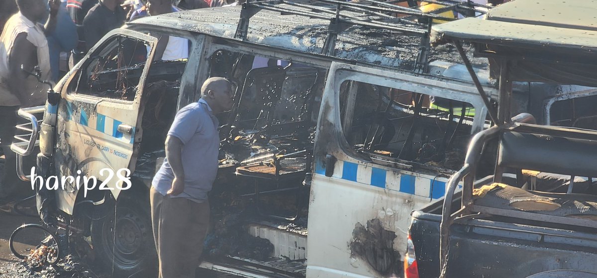 Harip28's tweet photo. Taxi caught fire in jinja town clive road. 
RIP. 
#jinjanews https://t.co/bI3i068XXH
