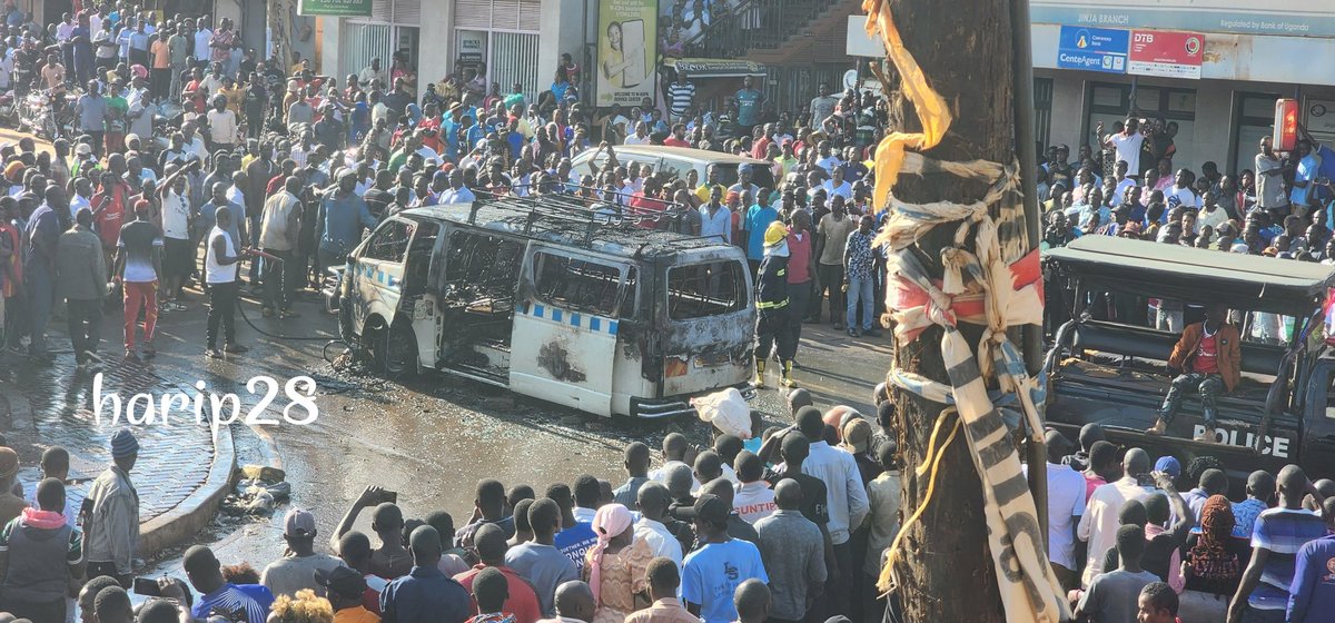 Harip28's tweet photo. Taxi caught fire in jinja town clive road. 
RIP. 
#jinjanews https://t.co/bI3i068XXH