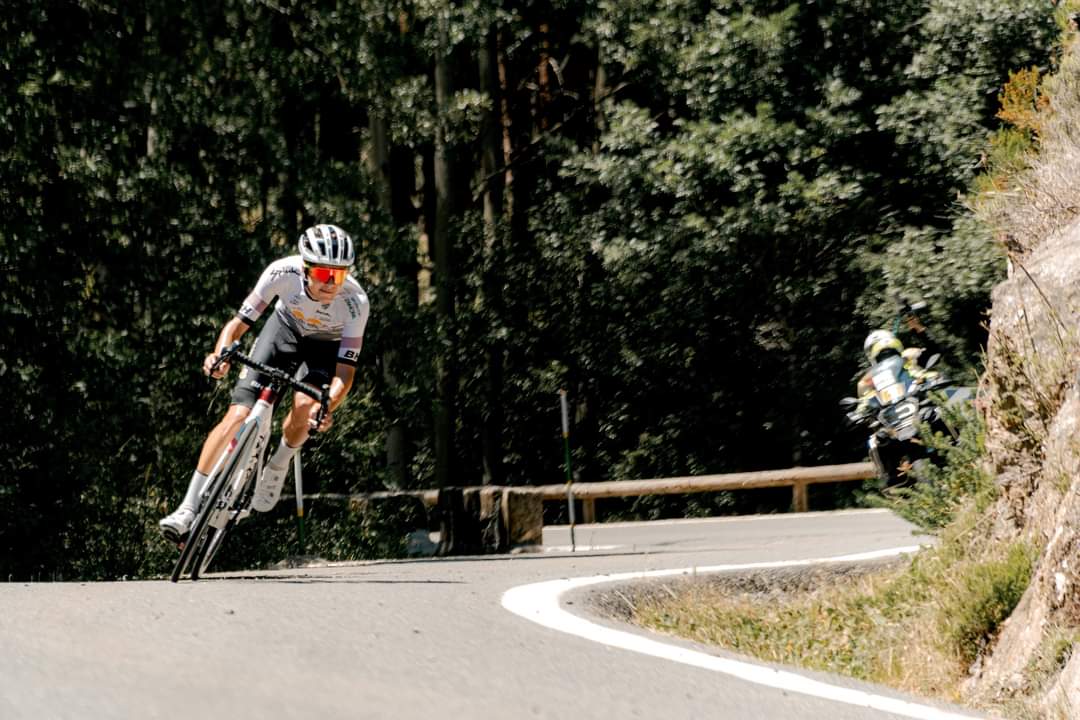 🔚 Acabada la espectacular #VueltaMadridSub23 en la que hemos disfrutado de cada kilómetro como si fuera el último 😘
👏🏻 El mejor en la general fue el jovencísimo Samuel Fajardo, 🥉 entre los madrileños, y <a href="/oscarrota19/">Oscar Rota</a> sumó un top-10 en la durísima última etapa
#ZamoraEnamora 💛