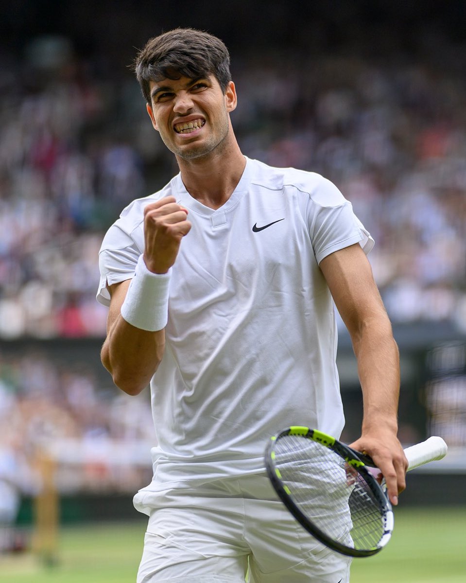 postunited's tweet photo. 😅 ¿Lo de este tío padreándose a Djokovic para irse corriendo a ver la final de la Eurocopa qué sentido tiene? https://t.co/HFSSnHIYPi