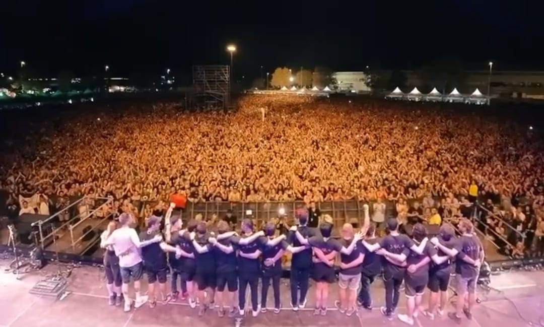 Que un grup liderat per un xic nascut a Oriola i criat a Gandia haja arribat a triomfar cantant en valencià és digne d'un estudi sociològic, no som conscients del valor del que han fet. 
Als teus peus <a href="/panxzoo1/">Toni S. Panxo</a> i tota la resta de <a href="/ZooPosse/">ZOO</a>