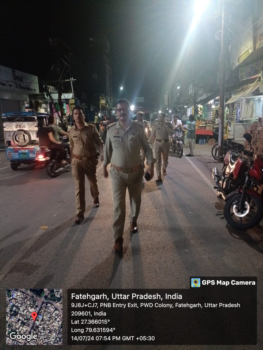 fatehgarhpolice's tweet photo. पुलिस अधीक्षक फतेहगढ़ के निर्देशन में कोतवाली फतेहगढ़ पुलिस द्वारा शांति/सुरक्षा एवं कानून व्यवस्था बनाये रखने हेतु मुख्य मार्गों, बाजारों एवं भीड़-भाड़ वाले स्थानों पर पैदल गश्त की गयी। #Footpatrolling https://t.co/1VmTJWFzN5