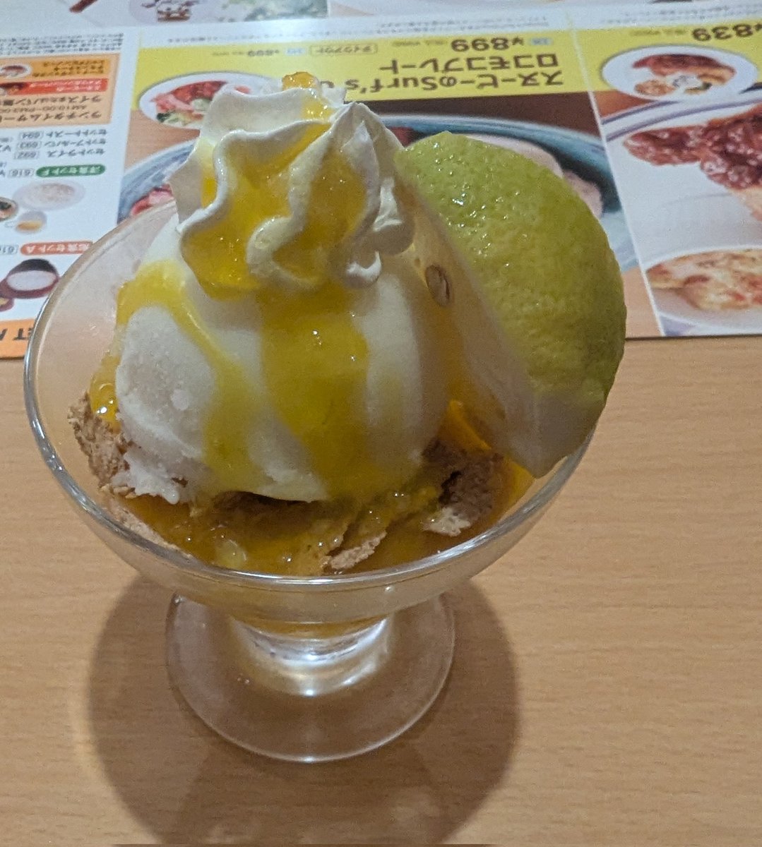raidenkmg's tweet photo. ジョイフルのレモンソルベとフロマージュのミニパフェ‼️
レモンだけど酸っぱすぎず、美味しかった😊 https://t.co/AbqaEhMG30