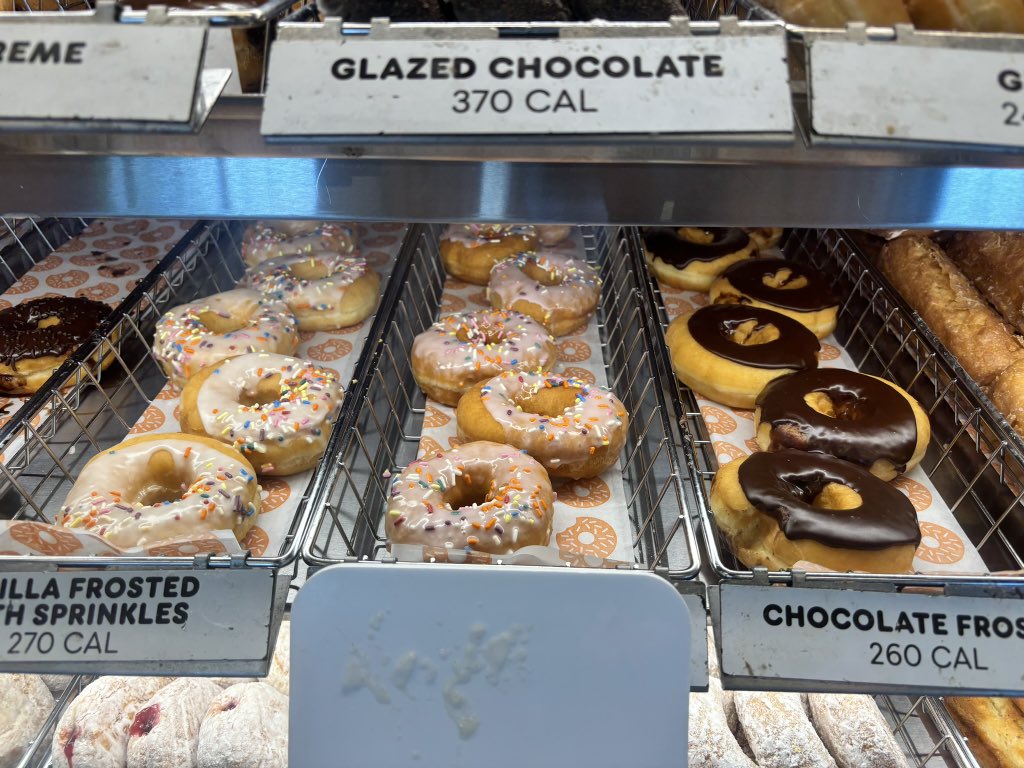 AndrewGrande57's tweet photo. @dunkindonuts consistently putting out poor quality product these days—barely frosting donuts, and something just isn’t right about the new glaze they’re using… ‘Fred the Baker’ is rolling in his grave #TimeToMakeTheDonuts 🍩 https://t.co/dpAd2DbbhJ