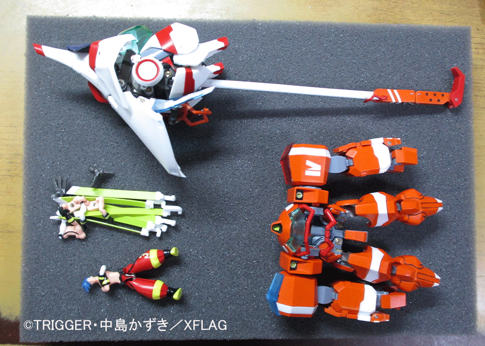 HajimeTk's tweet photo. 説明書制作作業続けてると落ちそうになってきたので、気分転換にパッケージ内の配置検討もやってます。１枚目画像はピンボケになっちゃったけど、おおむねこの２通りぐらいかな。どちらが良いか？ https://t.co/ZY6bDz6DL4