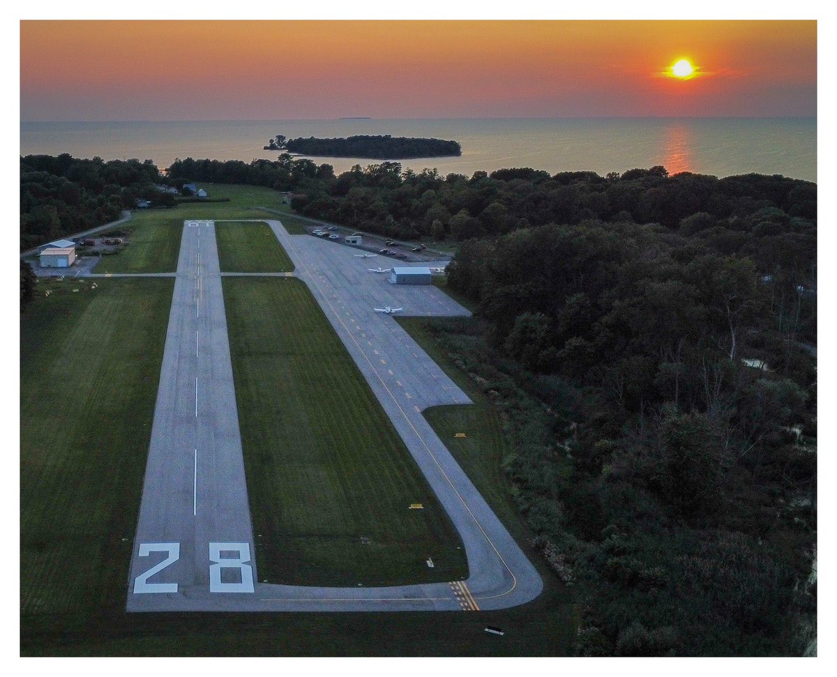 DConway511's tweet photo. Good evening, aviators! 🛩️🌅

#runway #sunset #topgun #maverick #aviators #coastal #mbi #vibes #local #lakeerie #lakeerielove #travelphotography #teamcanon #conwayphotolab https://t.co/md6pmZTneh