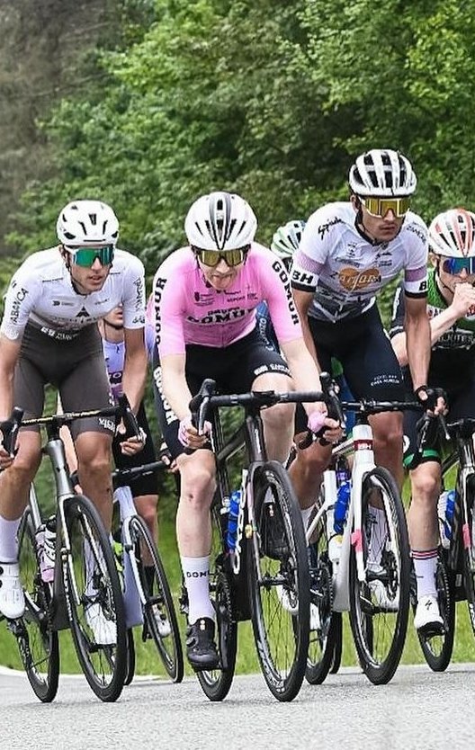 Además, sensacional fin de semana en Euskadi de nuestro <a href="/JorgeGalvez00/">Jorge Galvez</a>
Hoy fue 🥉 en #Antzuola y ayer fue 6️⃣ en una subida mítica como la de #ArrateIgoera
Aunque no es objetivo, el madrileño queda 🥈 en el #TorneoLehendakari
🔜 Ya pensamos en #VueltaZamora24
#ZamoraEnamora 💛