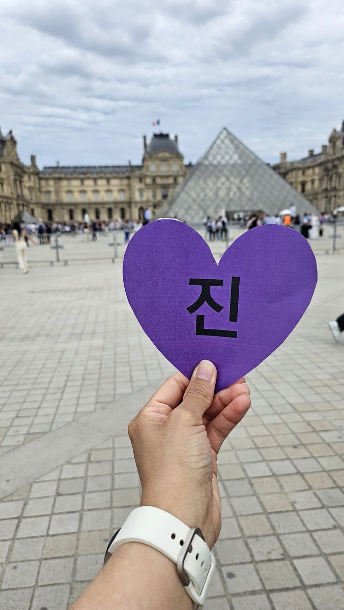 nickylandesa's tweet photo. OLYMPIC TORCHBEARER JIN
PRIDE OF KOREA JIN
JIN AT PARIS 

#JIN #진 #방탄소년단진 @BTS_twt https://t.co/68kZuHtlOh
