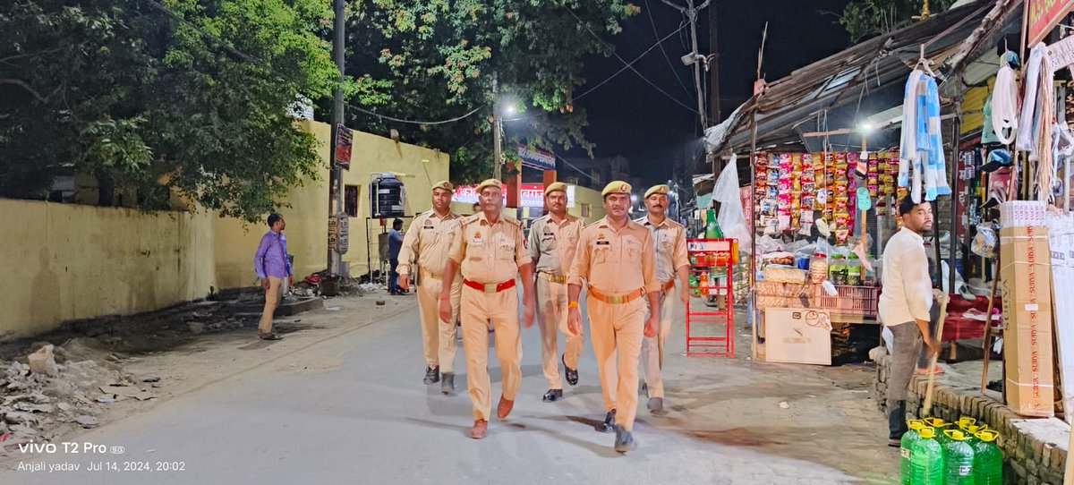 fatehgarhpolice's tweet photo. पुलिस अधीक्षक फतेहगढ़ के निर्देशन में थाना नवाबगंज पुलिस द्वारा शांति/सुरक्षा एवं कानून व्यवस्था बनाये रखने हेतु मुख्य मार्गों, बाजारों एवं भीड़-भाड़ वाले स्थानों पर पैदल गश्त की गयी। #Footpatrolling https://t.co/upt12Ijm72