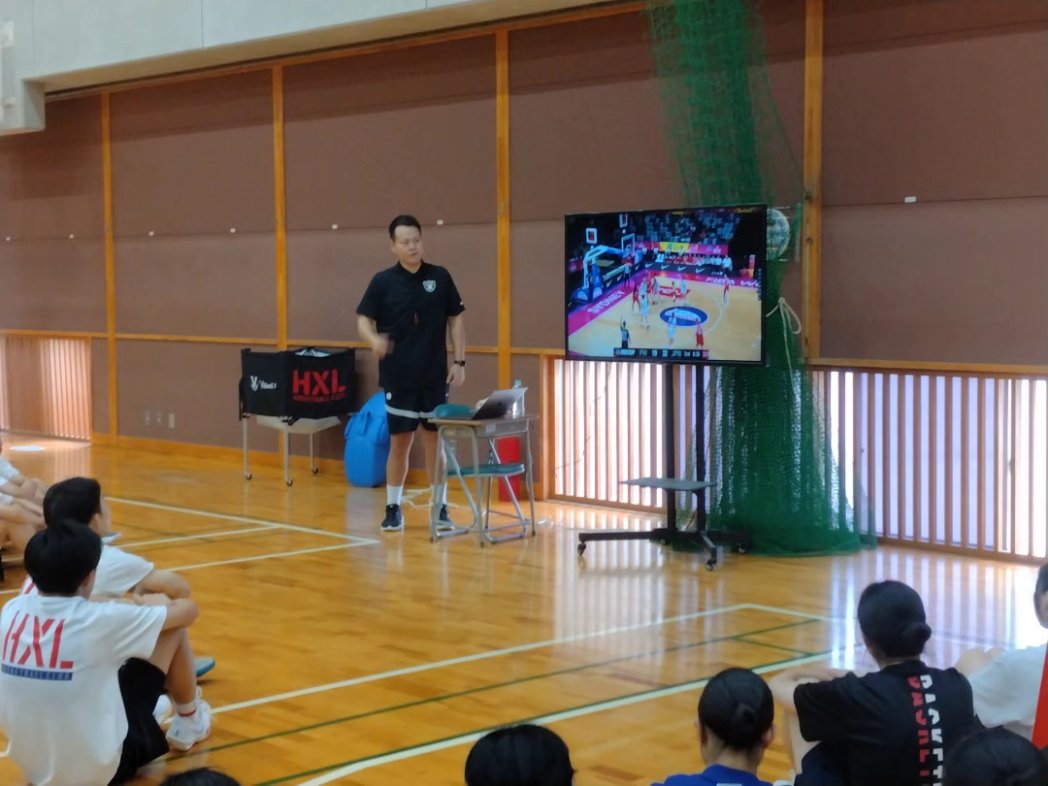 sa_kondo's tweet photo. 今日の午前中は、#山形県JBA公認コーチリフレッシュ研修会 へ参加。
夜は久々にクラブチームの練習へ。
ひと月前に右脹脛を軽く肉離れして以来の復帰だったので、少し抑え気味にプレイしたけれど、何とも無くて良かった🏀
#nobasketballnolife #スリッカーズ #slickers #バスケ #JBA公認D級コーチ https://t.co/FdmnRNmAQL