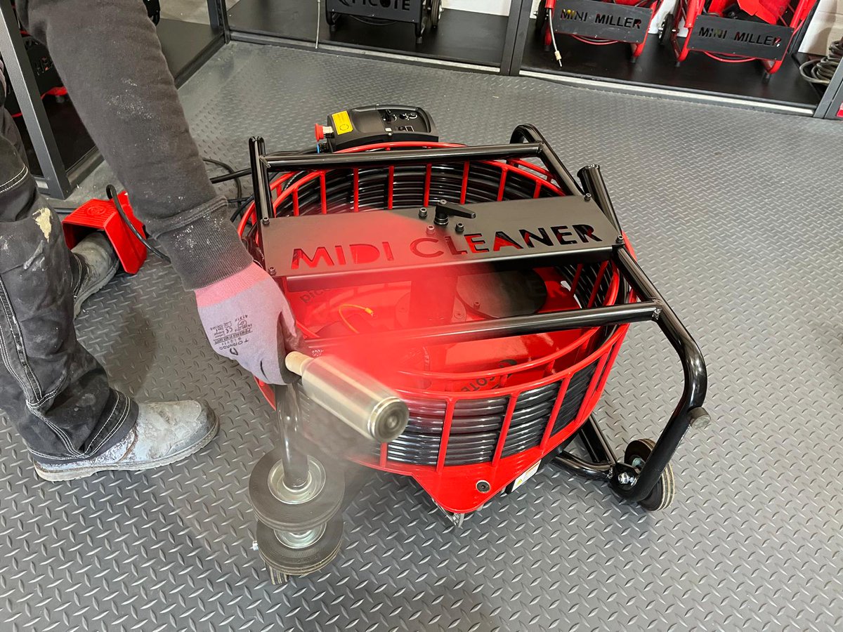The Picote Midi Cleaner. With a 10mm (3/8”) shaft it's flexible enough to clean DN50-DN150 (2”-6”) pipes, as well reinstate laterals. Add the Maxi Pump for Picote Brush Coating™️ DN50-DN200 (2”-8”). 

#highspeedcleaning #descaling #plumbing #picotemillers