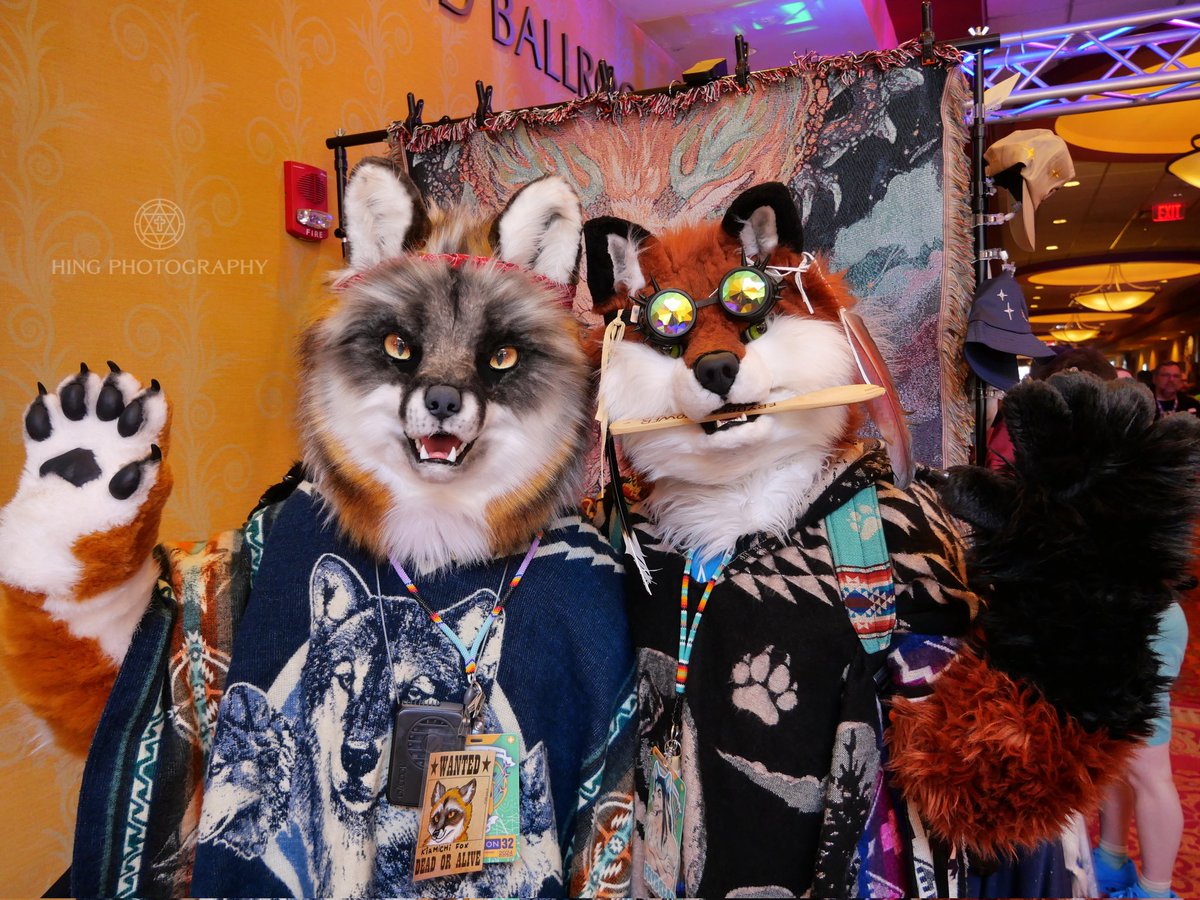 OuchyFrybread's tweet photo. Couple of Poncho Foxxos invading #soonercon. We had such a marvelous time there! 🩵🩵
📸 HingPhotography on Instagram &
Squirrellyjedi on Facebook https://t.co/WSlCJcs8f7
