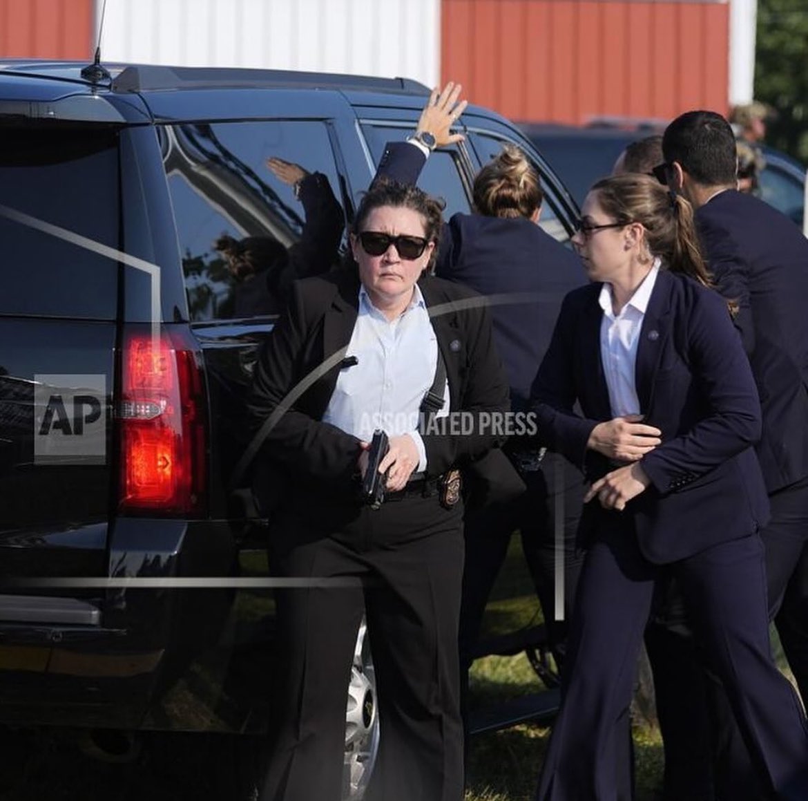 helicotter's tweet photo. Confirmamos que María del Monte estaba en el dispositivo del US Secret Service que protegía a Trump. https://t.co/KrFmhBsyxC