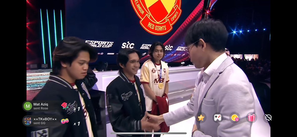 aisarroses's tweet image. ez server juara #MSC2024 dek 😜