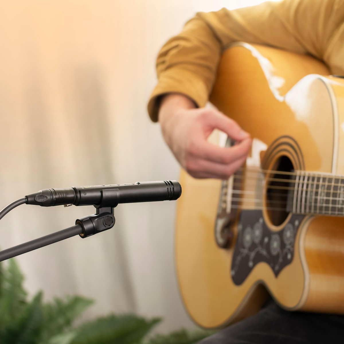 LewittAudio's tweet photo. Do you want professional sound right from the moment you hit “record”? With the LCT 040 MATCH recording instruments is as easy as it gets. 🎸 Available as a single or stereo pair. #LCT040MATCH #LEWITT #MakeYourselfHeard https://t.co/AmMh1GPKbM