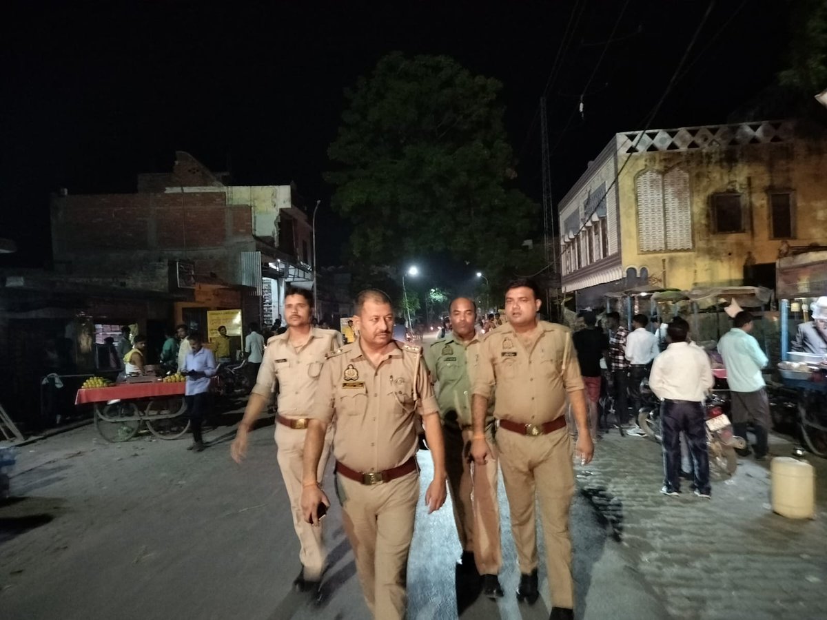 fatehgarhpolice's tweet photo. पुलिस अधीक्षक फतेहगढ़ के निर्देशन में थाना शमसाबाद पुलिस द्वारा शांति/सुरक्षा एवं कानून व्यवस्था बनाये रखने हेतु मुख्य मार्गों, बाजारों एवं भीड़-भाड़ वाले स्थानों पर पैदल गश्त की गयी। #Footpatrolling https://t.co/In2YXVHh4K