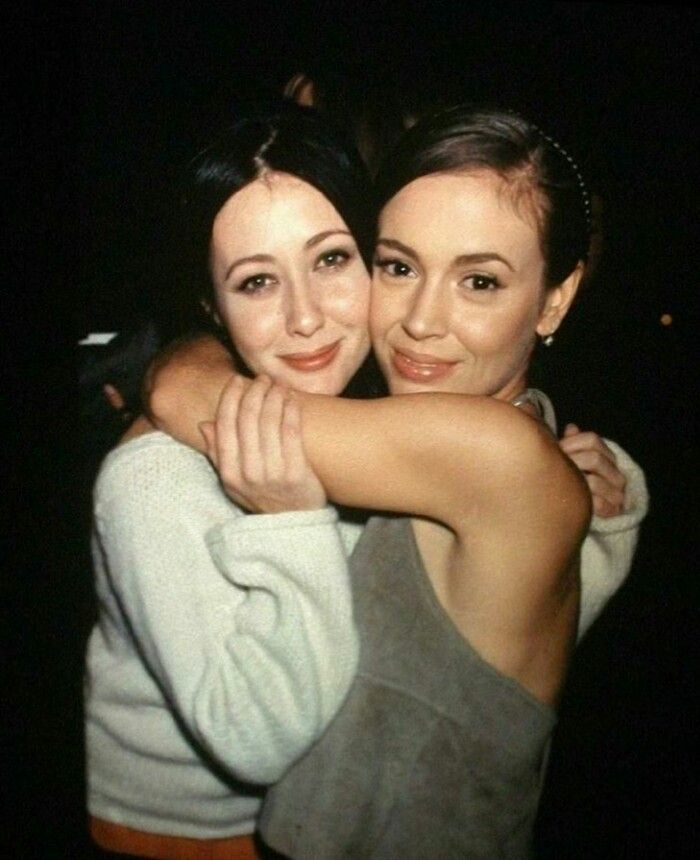 SeriesUpdateFR's tweet photo. Alyssa Milano rend hommage à Shannen Doherty.🌹

"Ce n'est un secret pour personne que Shannen et moi avions une relation compliquée, mais au fond, c'était quelqu'un que je respectais profondément et que j'admirais. Elle était une actrice talentueuse, aimée de beaucoup, et le monde perd quelque chose sans elle. Mes condoléances à toutes les personnes qui l'aimait."