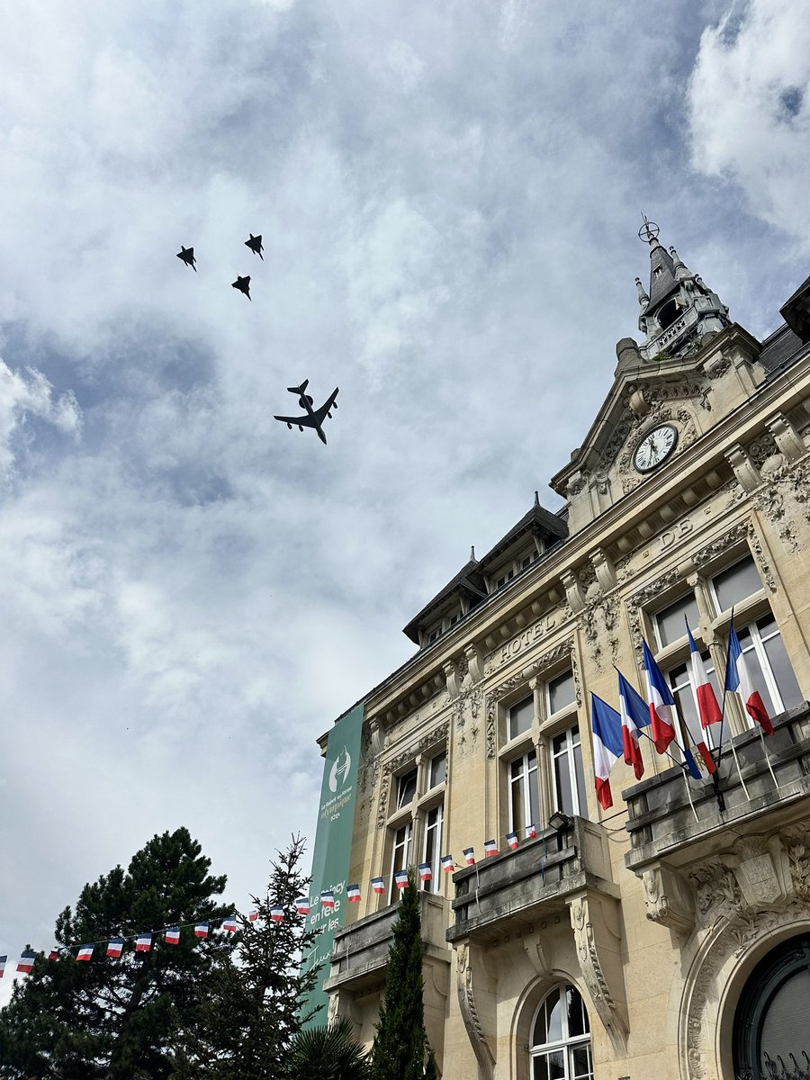Pereira__David's tweet photo. Joyeuse fête nationale ! 🇫🇷

Ce matin je représentais le groupe @Partag_Demain à la cérémonie du 14 Juillet organisée par la @VRaincy où nous avons apprécié une partie du défilé aérien. https://t.co/cmHYS7qJT6
