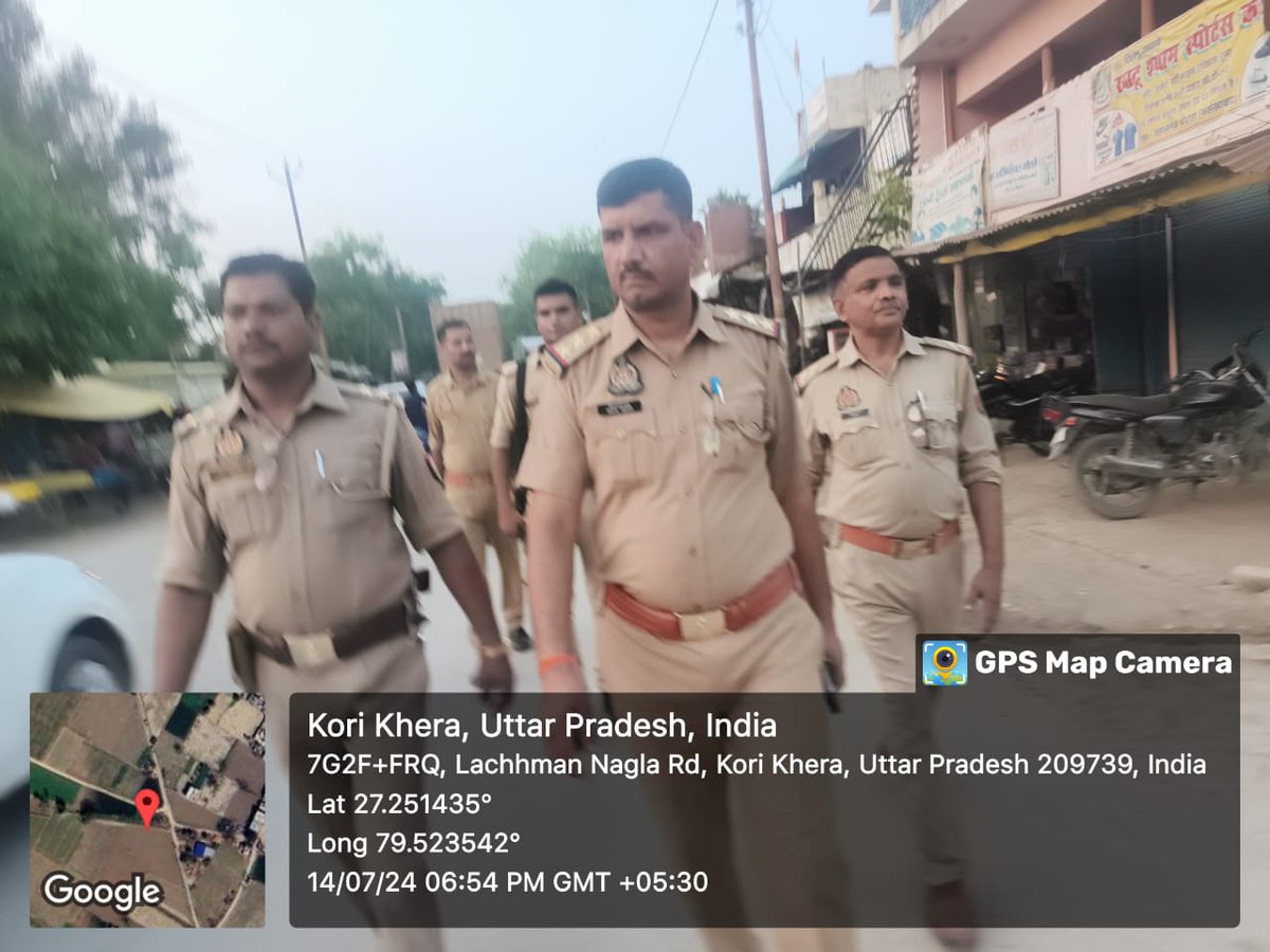 fatehgarhpolice's tweet photo. पुलिस अधीक्षक फतेहगढ़ के निर्देशन में थाना जहानगंज पुलिस द्वारा शांति/सुरक्षा एवं कानून व्यवस्था बनाये रखने हेतु मुख्य मार्गों, बाजारों एवं भीड़-भाड़ वाले स्थानों पर पैदल गश्त की गयी। #Footpatrolling https://t.co/heKFzwIzTs