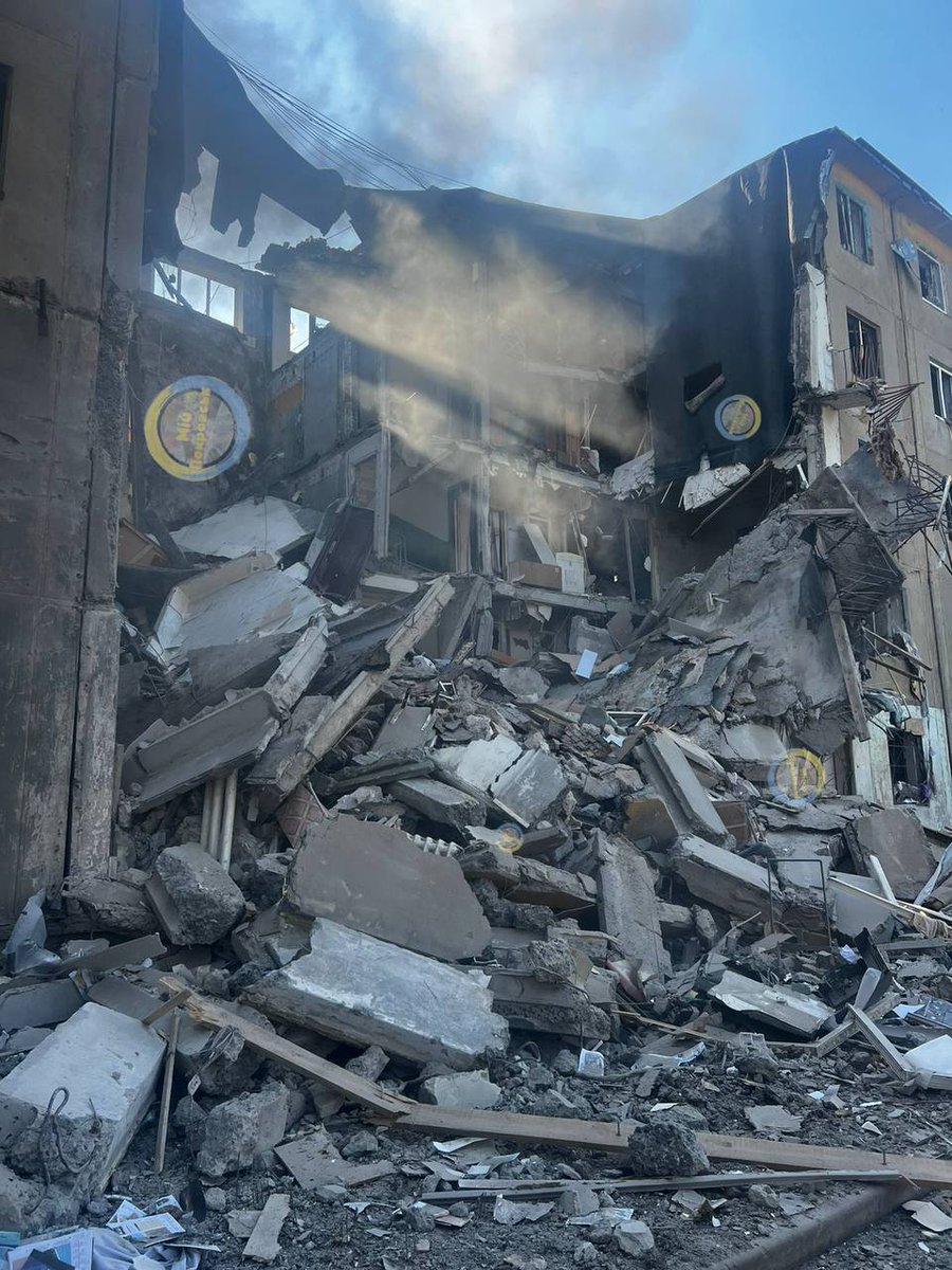 Мирноград💔 сьогодні знову прилетіло і багатоповерхівку😔😔😔