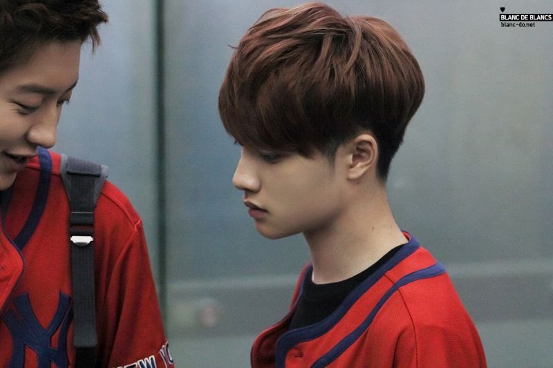 nyongD5_'s tweet photo. 이거 경수 너무 마르고 투블럭에 염색하고 목에 점도 보이고(...)각도도 살짝 위에서 찍은거라서 너무 ...어떡해!!! https://t.co/GflkZKuSKC