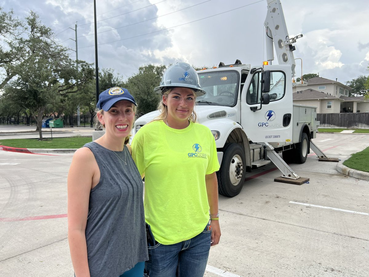 AbbieKamin's tweet photo. The Line WOMEN from St. Louis have arrived in #DistC. We’re grateful for all the line workers coming to assist #Houston. 

@IBEW @gcaflcio https://t.co/PrenqFlkyZ