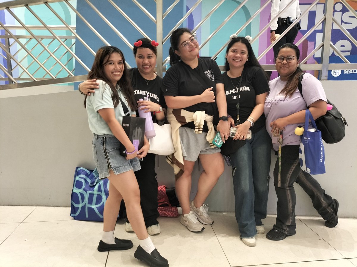 kimmyreadss's tweet photo. Thank you so much sa mga mababait na armys na nag-giveaway after ng event. Grabe di ko akalain na may swerte ako sa ganito HAHAHAHA.
#SteelDecadeWithBTS https://t.co/VpGwE2BCIj