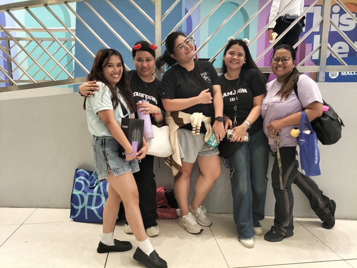 kimmyreadss's tweet photo. Thank you so much sa mga mababait na armys na nag-giveaway after ng event. Grabe di ko akalain na may swerte ako sa ganito HAHAHAHA.
#SteelDecadeWithBTS https://t.co/VpGwE2BCIj