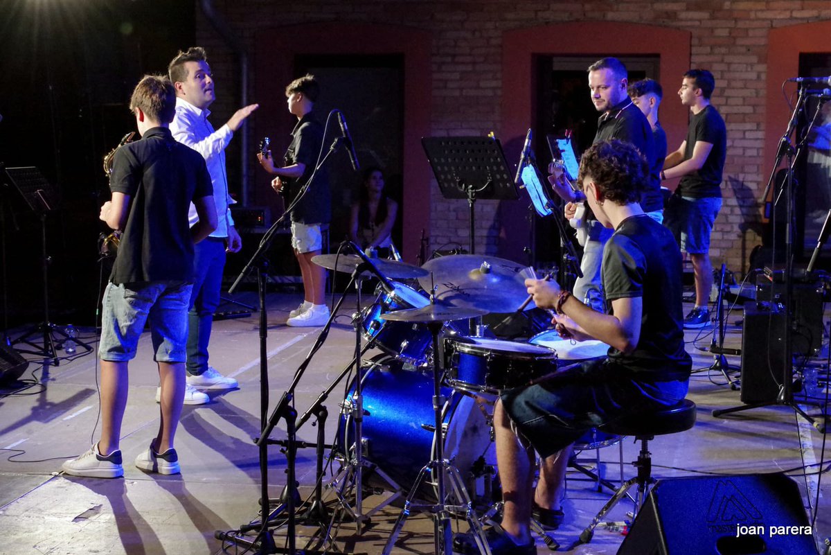 BandaMunicipalP's tweet photo. Èxit de la producció Nit d'EnCant 🎵🌛sota la direcció de @bruno_najera . 

🎵Cinquens Vespres Musicals de #Gurb organitzat per @AjuntamentGurb 

Gràcies també a l'equip creatiu de les Produccions del Pirineu. 👏🎸

FOTOS: 📸 @joanparera https://t.co/hG0cthT57c