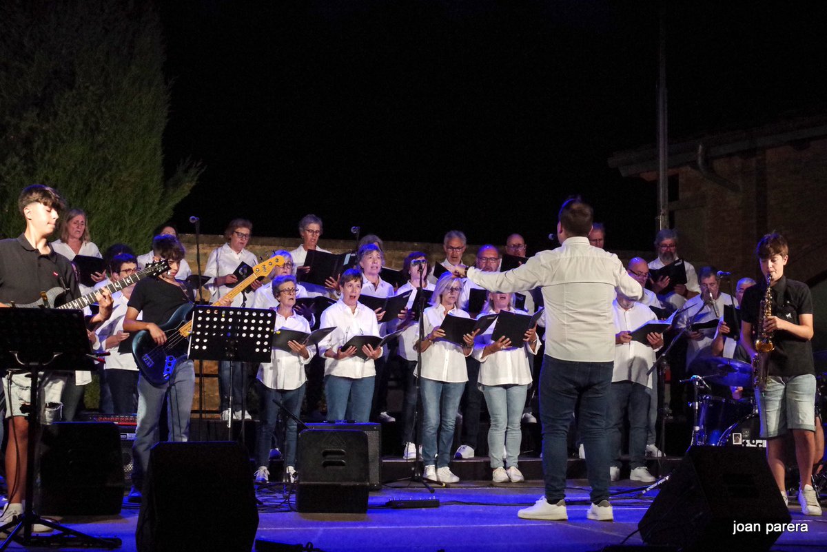 BandaMunicipalP's tweet photo. Èxit de la producció Nit d'EnCant 🎵🌛sota la direcció de @bruno_najera . 

🎵Cinquens Vespres Musicals de #Gurb organitzat per @AjuntamentGurb 

Gràcies també a l'equip creatiu de les Produccions del Pirineu. 👏🎸

FOTOS: 📸 @joanparera https://t.co/hG0cthT57c