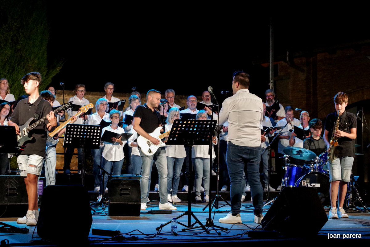BandaMunicipalP's tweet photo. Èxit de la producció Nit d'EnCant 🎵🌛sota la direcció de @bruno_najera . 

🎵Cinquens Vespres Musicals de #Gurb organitzat per @AjuntamentGurb 

Gràcies també a l'equip creatiu de les Produccions del Pirineu. 👏🎸

FOTOS: 📸 @joanparera https://t.co/hG0cthT57c