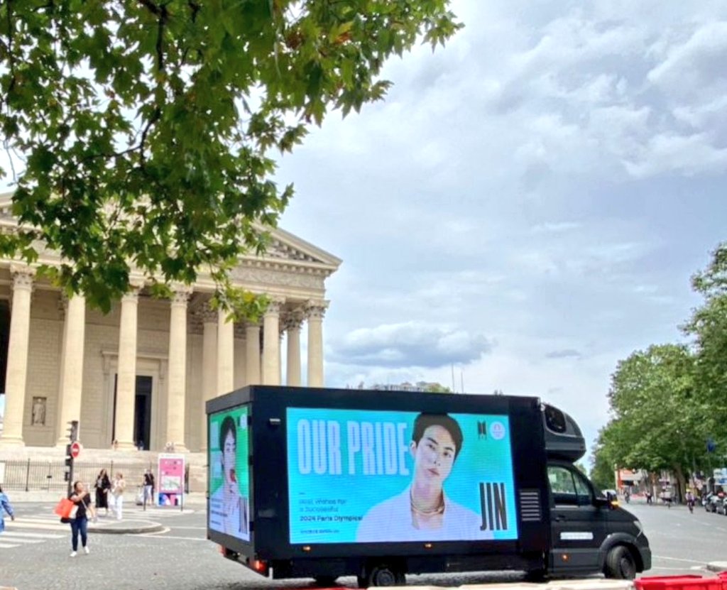 argentina_ce's tweet photo. Armyy📣📣 Que bonito! 🥰 Un camión de anuncio está circulando por las calles de París apoyando a #JIN y su participación en los Juegos Olímpicos 2024🔥 Nuestro orgullo✨️

Miren👇🤩

OLYMPIC TORCHBEARER JIN
PRIDE OF KOREA JIN
JIN AT PARIS OLYMPICS 
#bts #seokjin #KimSeokjin https://t.co/suIBUeNttI