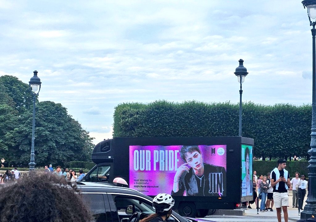 argentina_ce's tweet photo. Armyy📣📣 Que bonito! 🥰 Un camión de anuncio está circulando por las calles de París apoyando a #JIN y su participación en los Juegos Olímpicos 2024🔥 Nuestro orgullo✨️

Miren👇🤩

OLYMPIC TORCHBEARER JIN
PRIDE OF KOREA JIN
JIN AT PARIS OLYMPICS 
#bts #seokjin #KimSeokjin https://t.co/suIBUeNttI