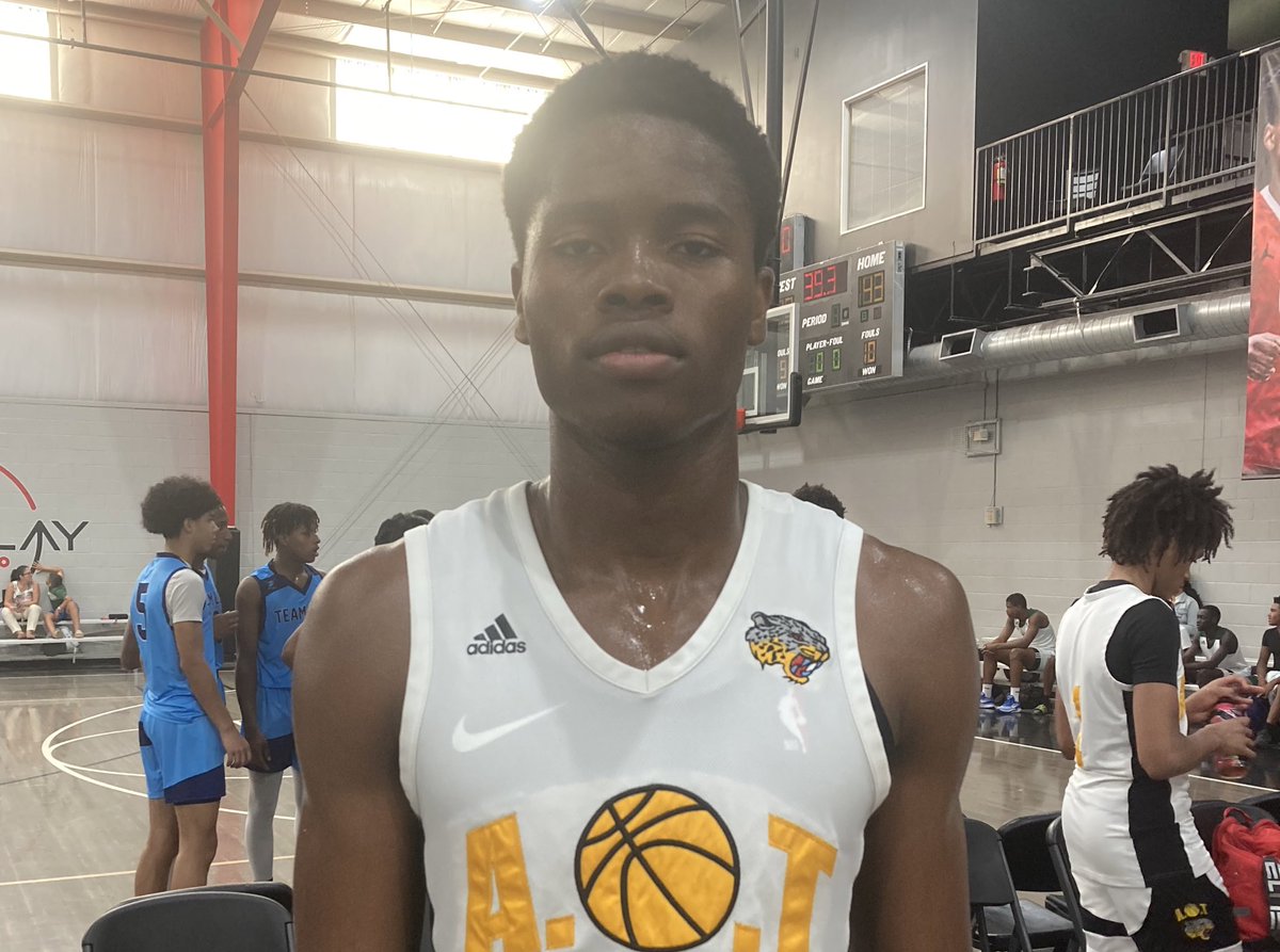 OntheRadarHoops's tweet photo. #OTRElite32

‘25 Kennedy Okpara is a prospect of production AND promise.

13 points today in a win. Soft touch in the midrange. Great length to be able to affect the game in the paint. Footwork and agility along the arc.

📌 @KennedyOkpara6 https://t.co/6kt0xEegyZ
