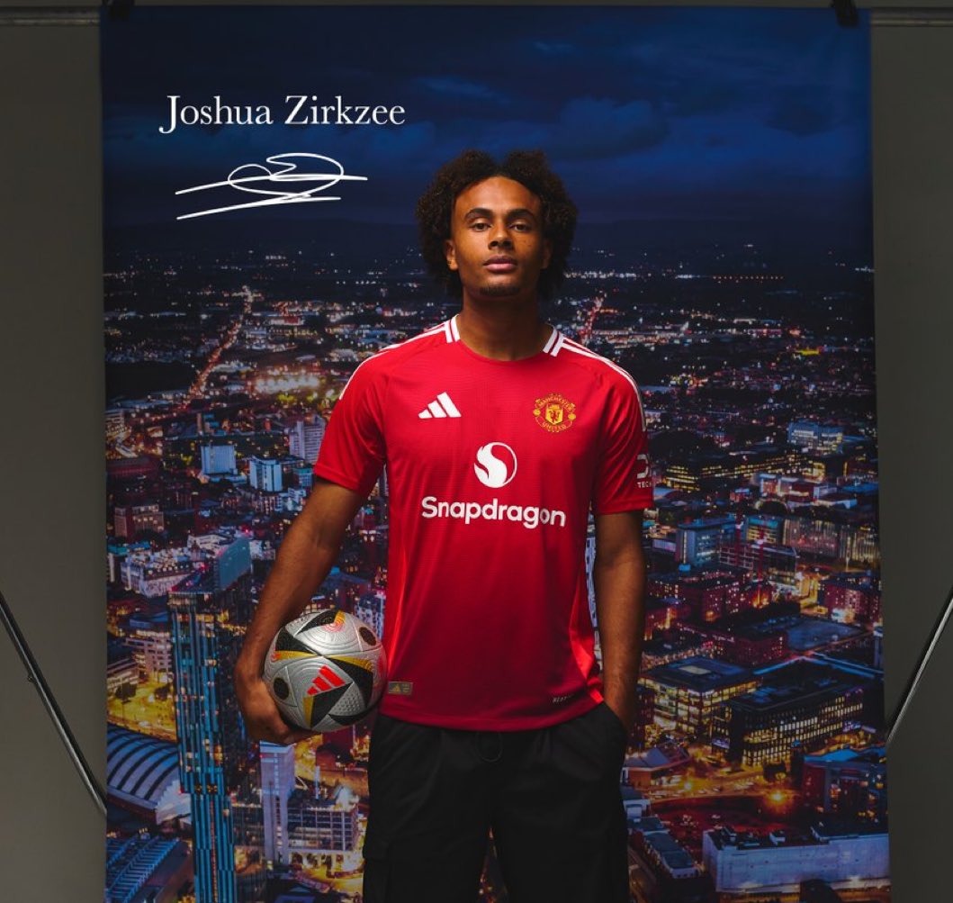 📝 𝗗𝗘𝗔𝗟 𝗗𝗢𝗡𝗘: Manchester United have signed Joshua Zirkzee from Bologna on a five-year deal. Fee around £34m. 

(Source: <a href="/ManUtd/">Manchester United</a> )