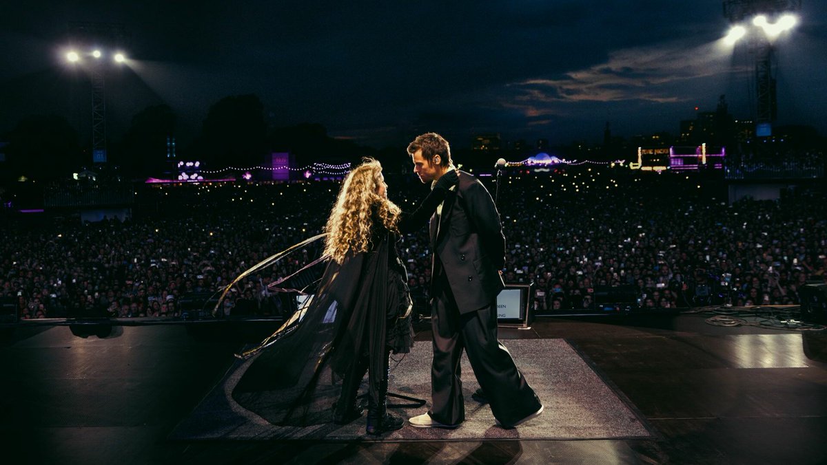 hsdaily's tweet photo. Harry on stage with Stevie Nicks at BST Hyde Park - 12 July 

📸 Anthony Pham https://t.co/vVZuceP1S9