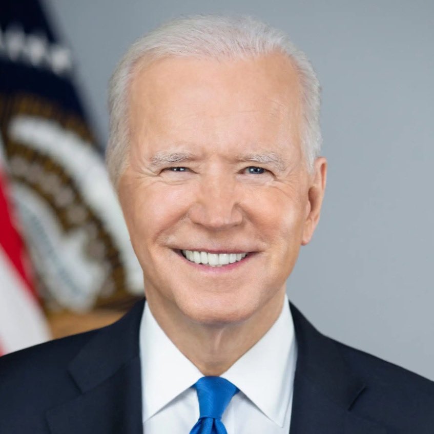 cvltqveen's tweet photo. Sad Story 😥:
Trump: I got shot, I’m going in for ear surgery 
Biden: I know 

*after surgery when Trump wakes up only with Barron next to him*

Trump: where is Biden????
Barron: you don’t know who gave you the ear? 
Trump: *starts crying* https://t.co/x4CgWUK8oc