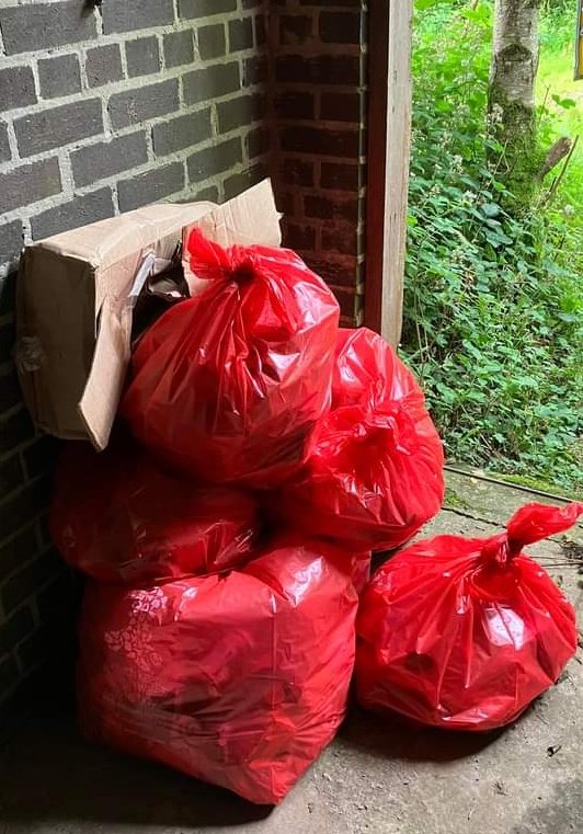 14/7/24
Diolch i 7 o wirfoddolwyr am ddod allan bore ma i hel #sbwriel, casglwyd 7 o fagiau.  Diolch i Georgios eto am yr hufen ia!

Thanks to 7 local volunteers for coming again today to collect #litter, 7 bags were collected.
Thanks to Georgio's for the lovely ice cream.