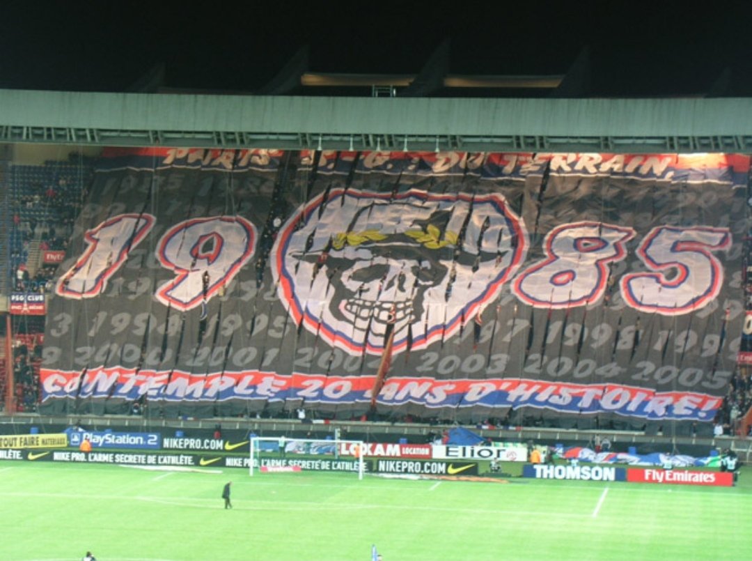 psgtifos's tweet photo. Tifo PSG - Rennes 10.12.2005
Anniversaire, 20ans Boulogne boys 1985 🥳
"CONTEMPLE 20ANS D'HISTOIRE!"

#bb85 #kopofboulogne #anniversaire #psgsrfc #rennes #staderennais #ultra #thomson #flyemirates #boys85 https://t.co/hCL7KcHJG9