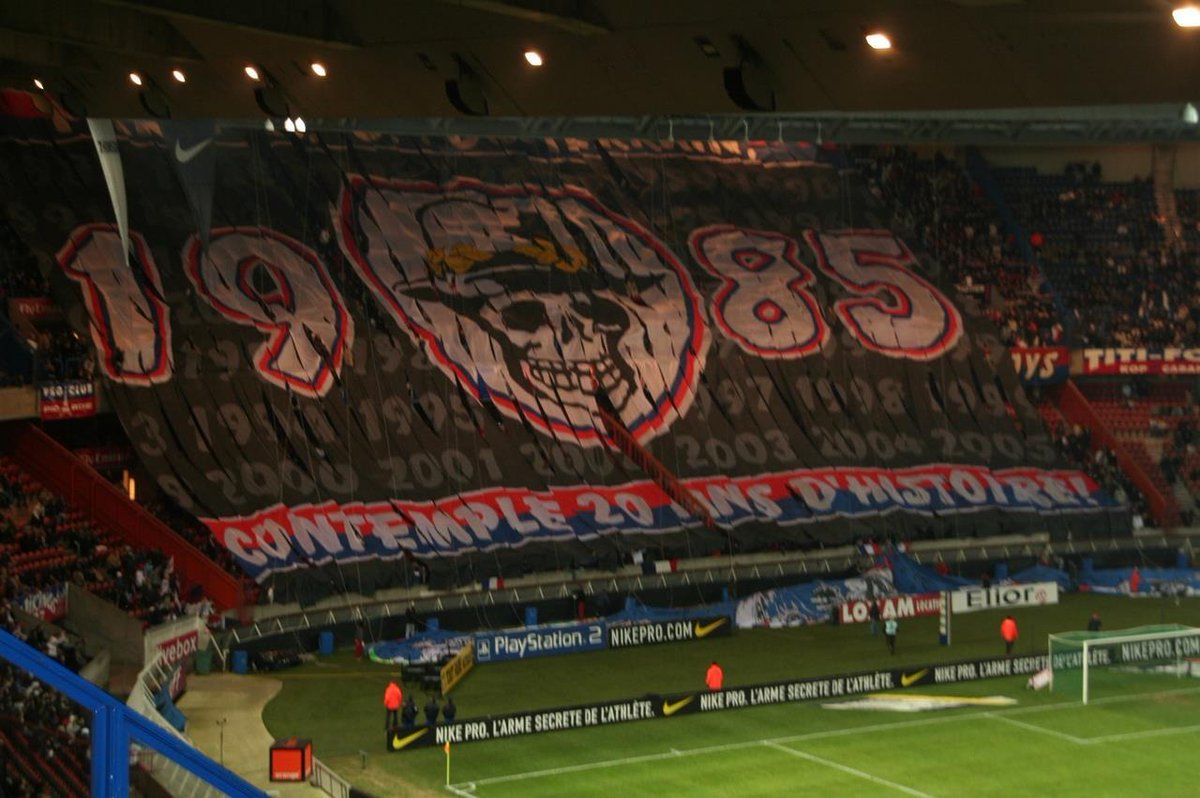 psgtifos's tweet photo. Tifo PSG - Rennes 10.12.2005
Anniversaire, 20ans Boulogne boys 1985 🥳
"CONTEMPLE 20ANS D'HISTOIRE!"

#bb85 #kopofboulogne #anniversaire #psgsrfc #rennes #staderennais #ultra #thomson #flyemirates #boys85 https://t.co/hCL7KcHJG9