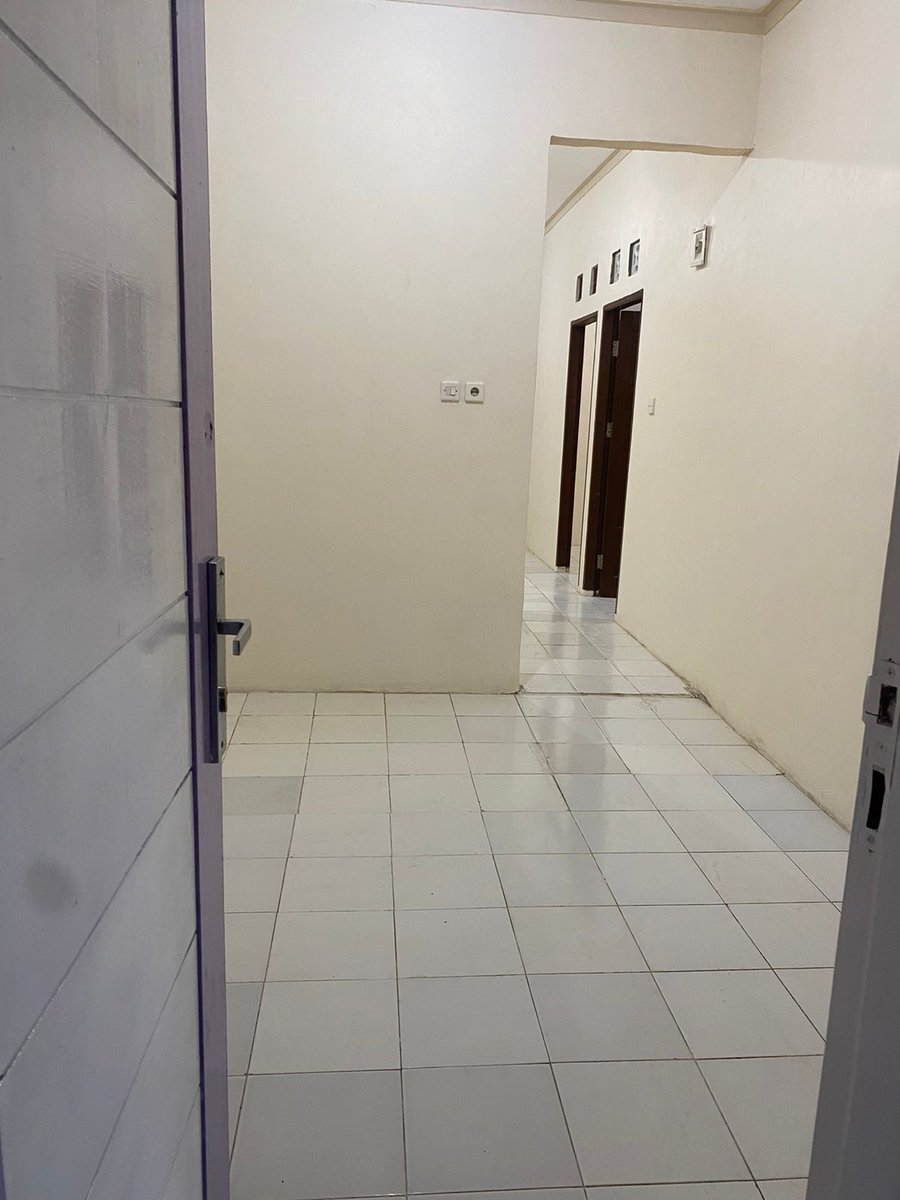 dailyowwl's tweet photo. ‼️DIJUAL RUMAH‼️
Guys dijual rumah budeku Di Pondok Jaya, Pondok Aren, Kota Tangsel.

LT/LB: 66/54 m, Kamar Tidur 2, Toilet 1, Dapur, Ruang Keluarga, Ruang Tamu, Surat SHM, Listrik: 1300, Garasi: 12 m (3×4), Tandon Air: 1000 L, Bebas Banjir, Akses Mobil.
💸 : 650jt (nego)
Dm ya! https://t.co/d0fpkByKmX