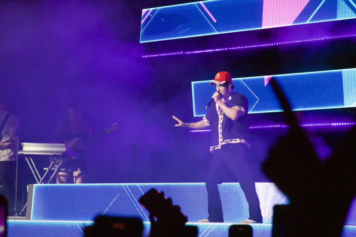 BTRSpain's tweet photo. Para seguir poniéndonos nostálgicos, compartimos contigo nuevas fotografías de @bigtimerush con las gorras de España puestas durante la canción Boyfriend.

📸 @henderizzz (thanks for the pics!)

#BigTimeRushMadrid #BTRMadrid #BTRSpain https://t.co/2ETvO9qJ0u