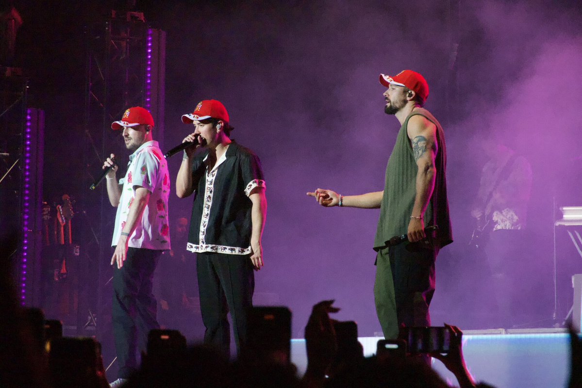 BTRSpain's tweet photo. Para seguir poniéndonos nostálgicos, compartimos contigo nuevas fotografías de @bigtimerush con las gorras de España puestas durante la canción Boyfriend.

📸 @henderizzz (thanks for the pics!)

#BigTimeRushMadrid #BTRMadrid #BTRSpain https://t.co/2ETvO9qJ0u