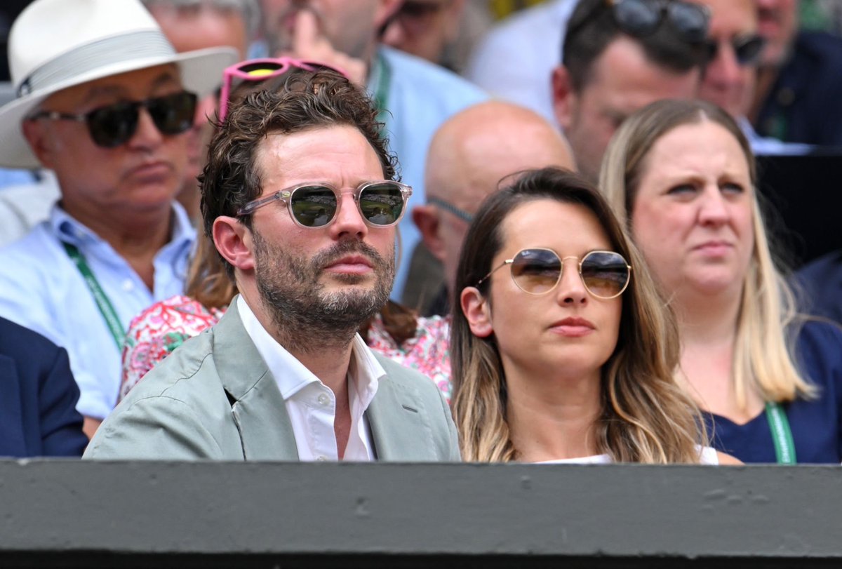 jamiedornanbr's tweet photo. 📸 | Jamie Dornan e sua esposa Amelia Warner assistindo a final masculina do Campeonato de Tênis de Wimbledon que acontece hoje, 14, na Inglaterra. 💚 https://t.co/qr3ERYQdDq