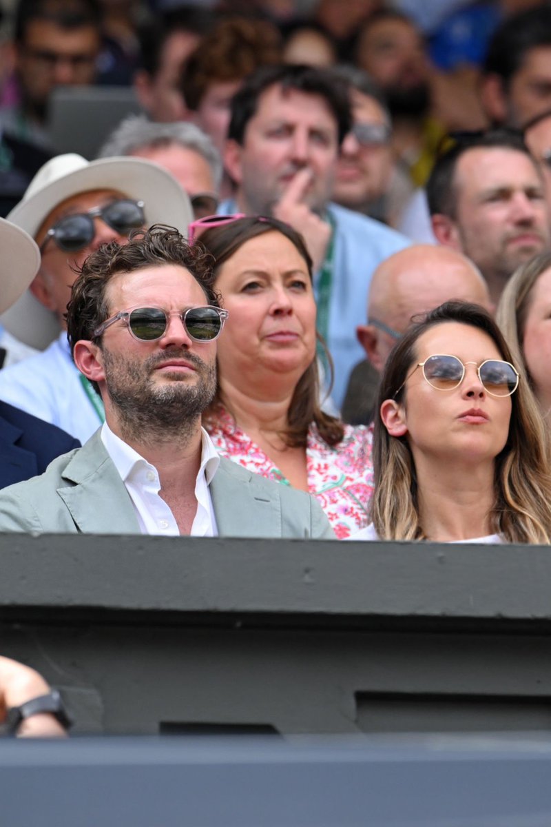 jamiedornanbr's tweet photo. 📸 | Jamie Dornan e sua esposa Amelia Warner assistindo a final masculina do Campeonato de Tênis de Wimbledon que acontece hoje, 14, na Inglaterra. 💚 https://t.co/qr3ERYQdDq