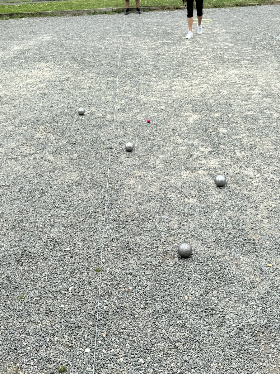 RenaudHee's tweet photo. De bons échanges à #Othis lors du tournois de pétanque. https://t.co/YV5N98zF4W